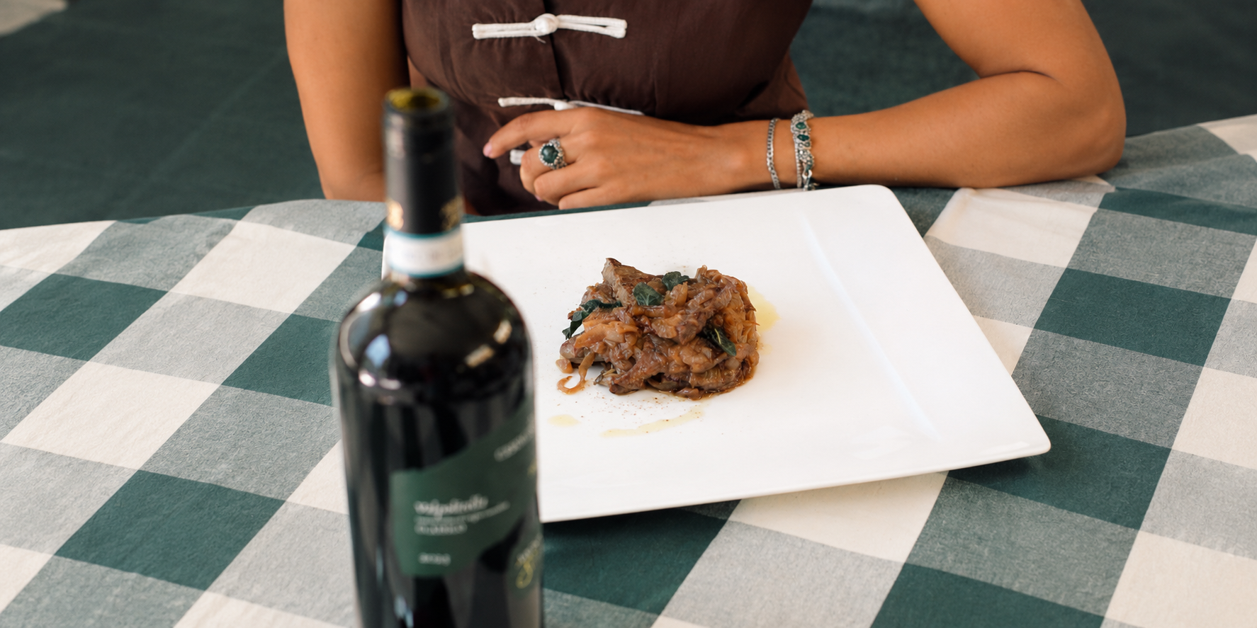Table rustique, assiette et vin